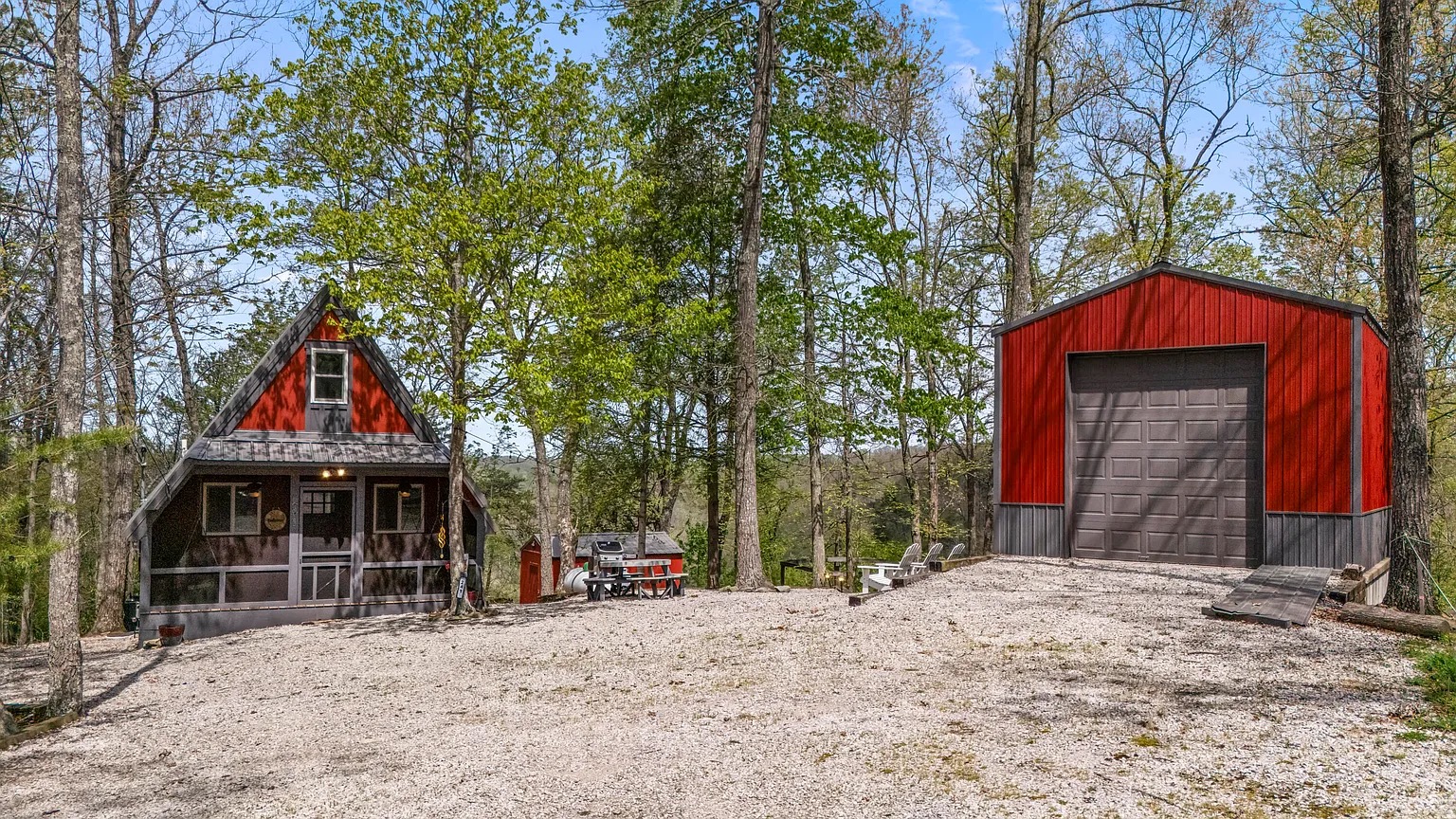 Canyon Ridge Retreats fully equipped kitchen with stainless appliances and granite counters